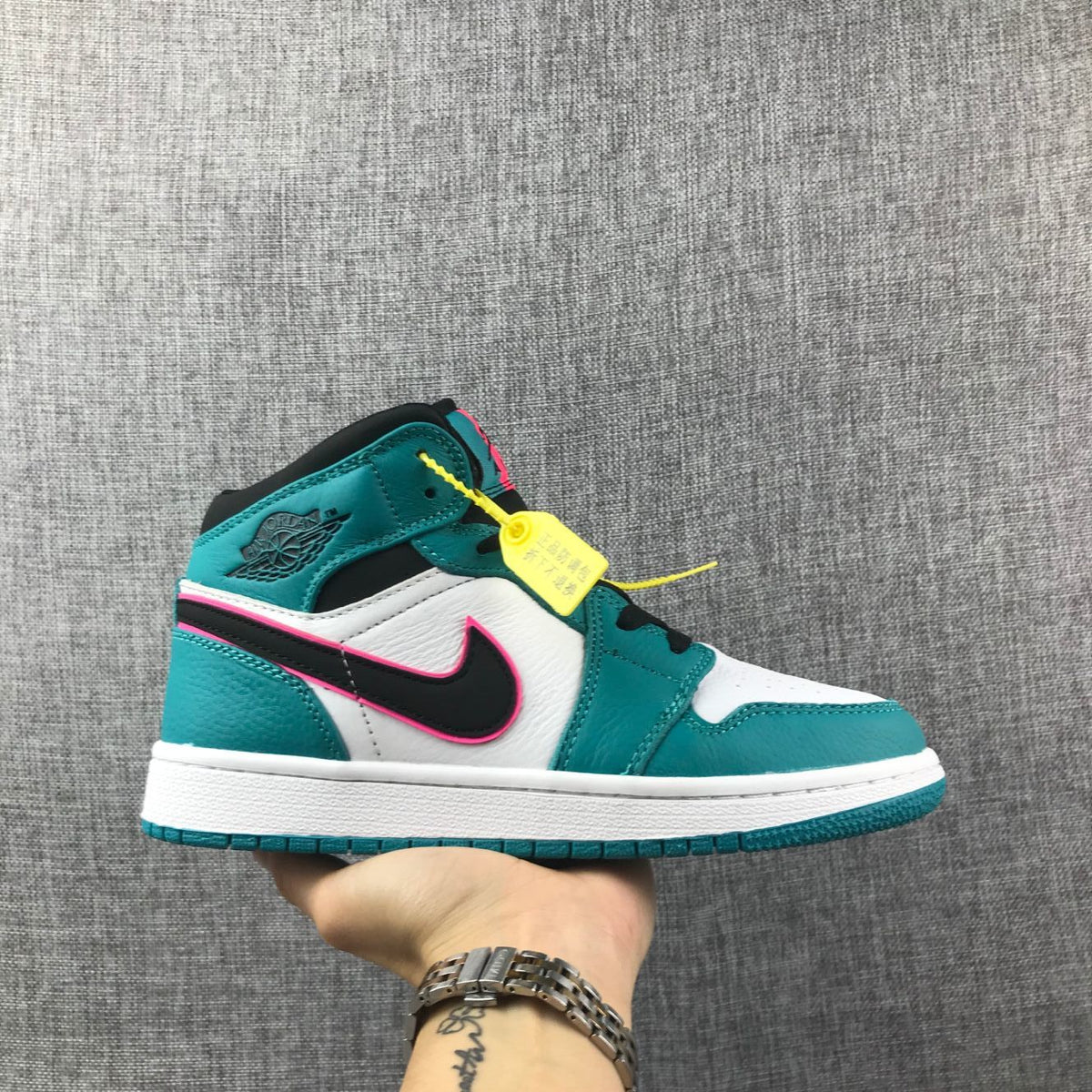 South Coast Sneakers - Jordan 1 Retro High OG - product image from the listing.
