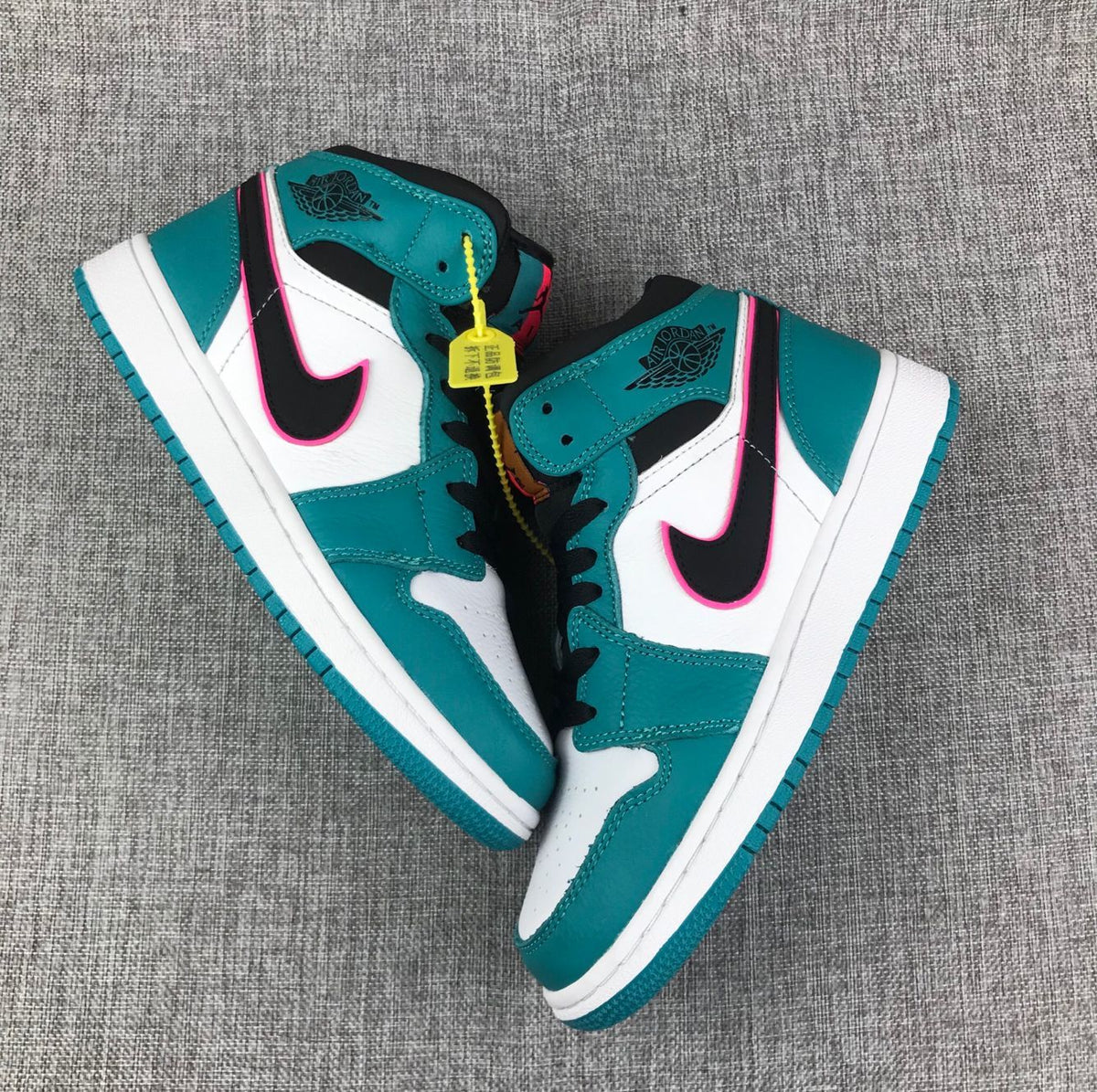South Coast Sneakers - Jordan 1 Retro High OG - product image from the listing.