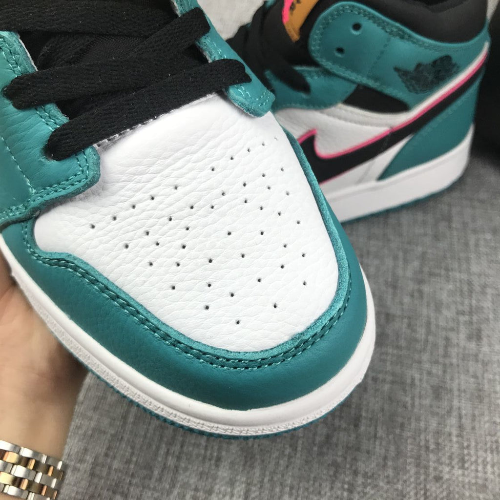 South Coast Sneakers - Jordan 1 Retro High OG - product image from the listing.