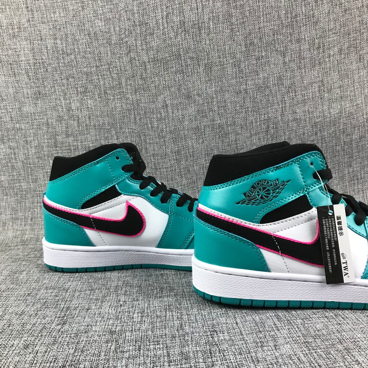 South Coast Sneakers - Air Jordan 1 Mid 852542-306 - product image from the listing.