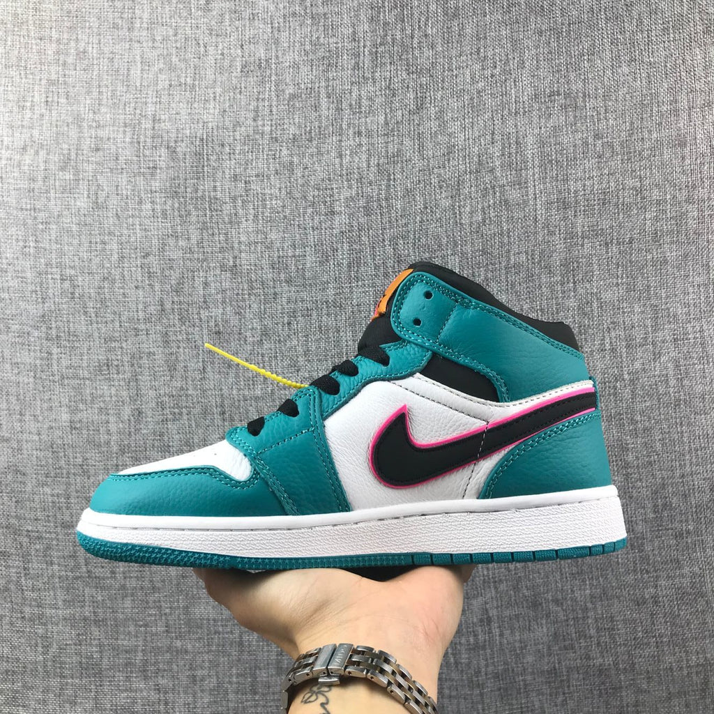 South Coast Sneakers - Jordan 1 Retro High OG - product image from the listing.