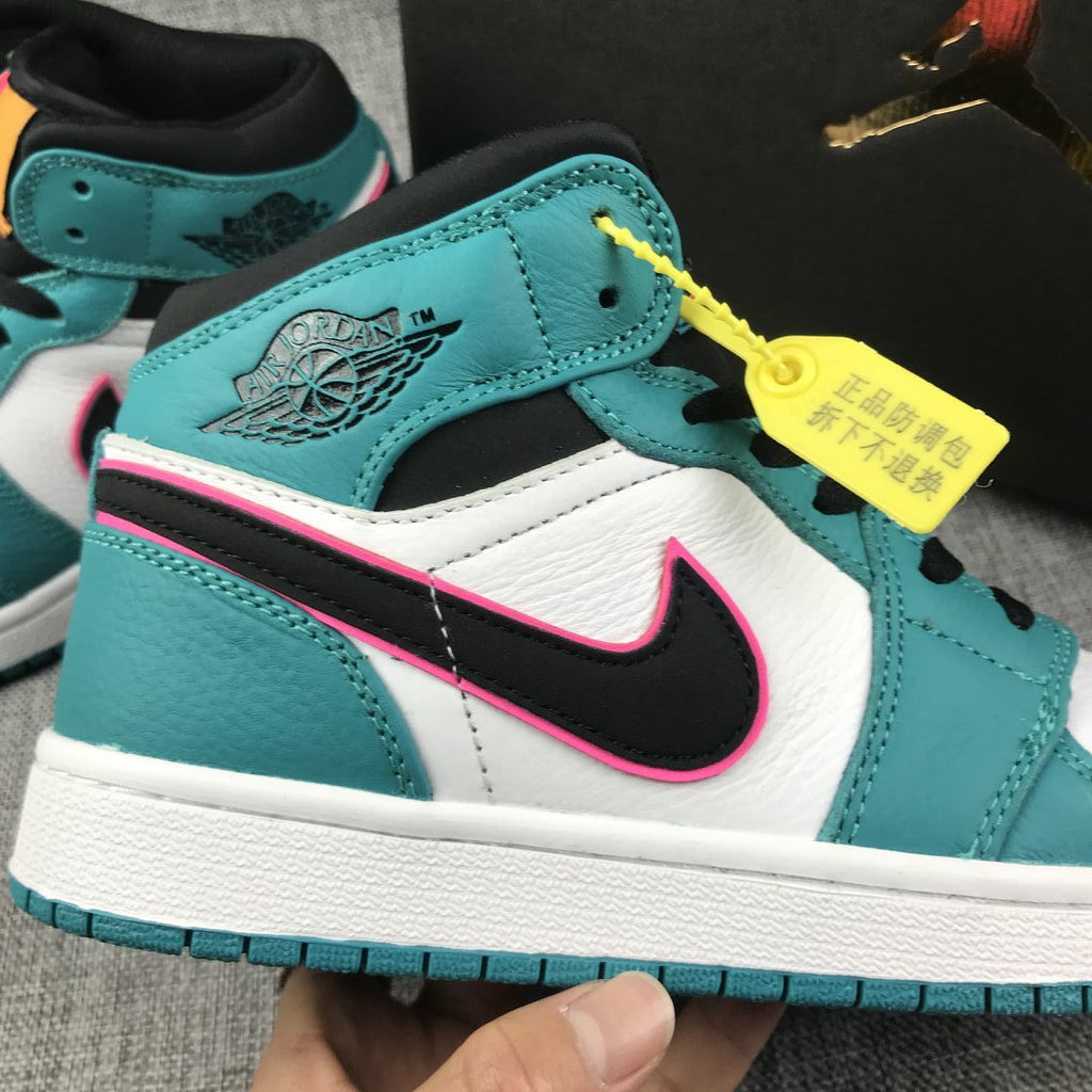 South Coast Sneakers - Jordan 1 Retro High OG - product image from the listing.
