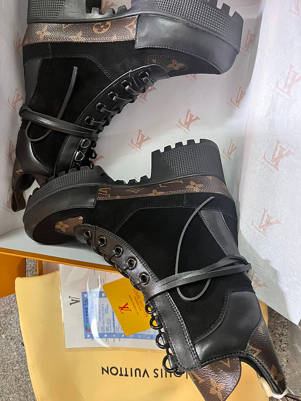 LVSS1 Lady fine quality 35-42 Footwear With box - product image from the listing.
