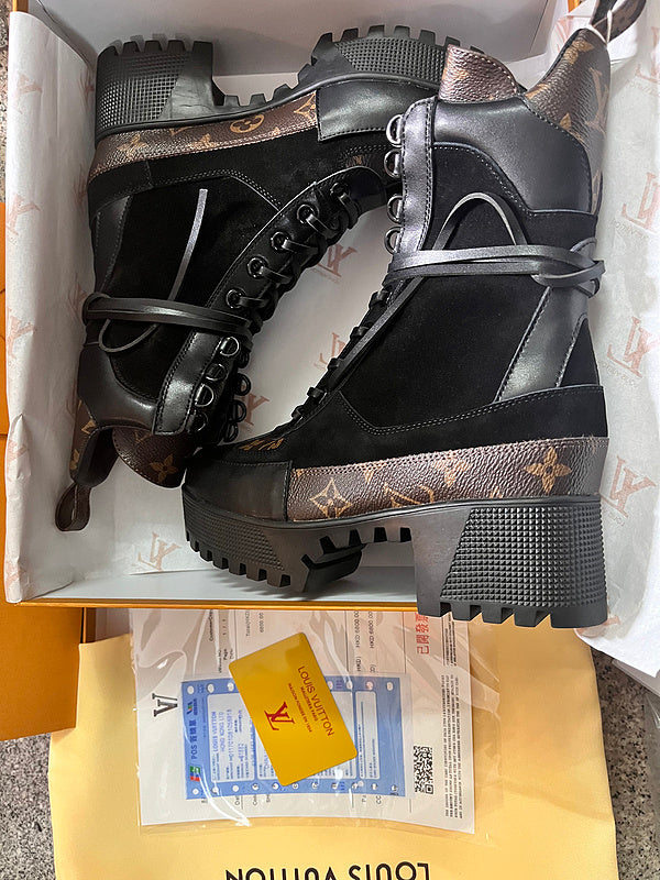 LVSS1 Lady fine quality 35-42 Footwear With box - product image from the listing.