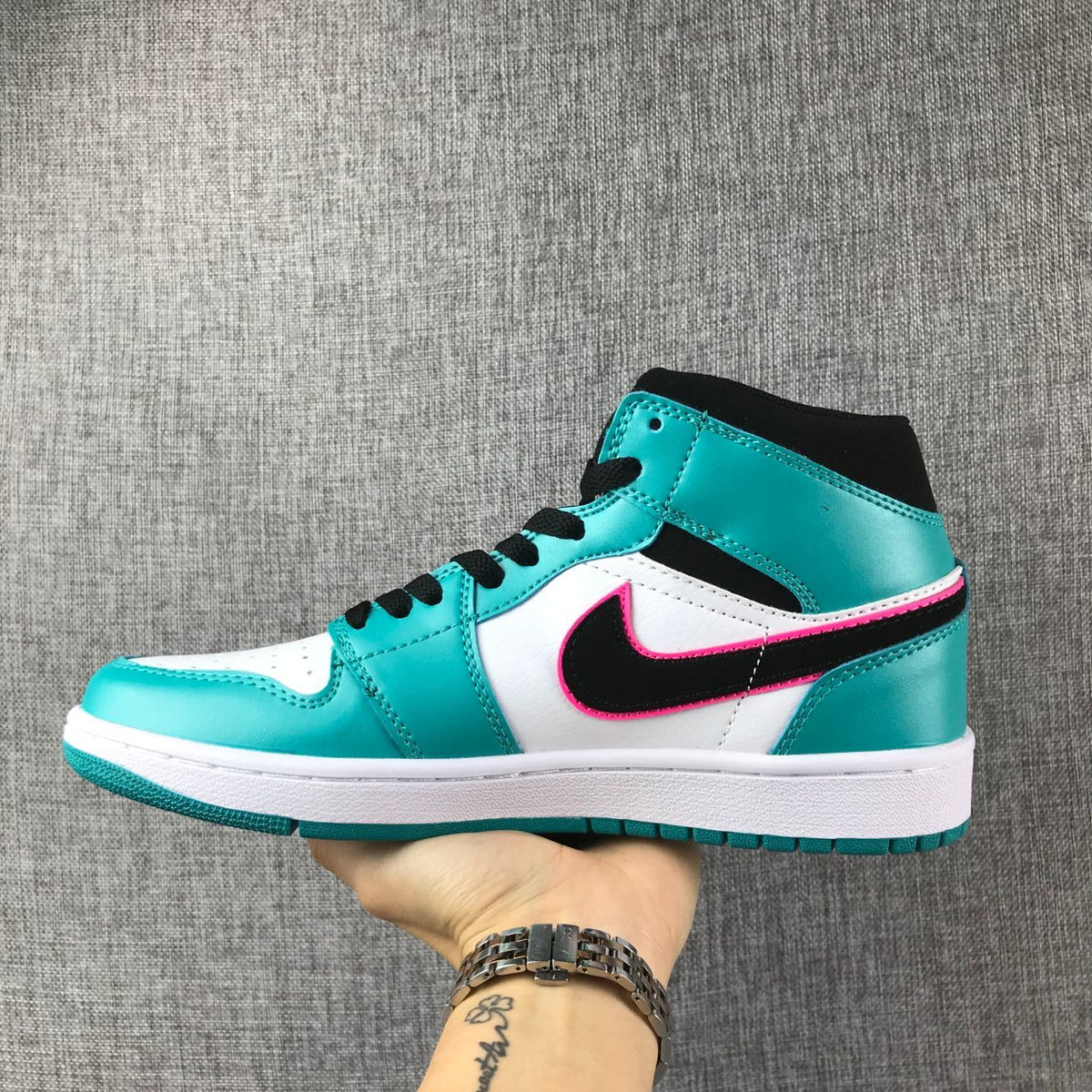 South Coast Sneakers - Air Jordan 1 Mid 852542-306 - product image from the listing.