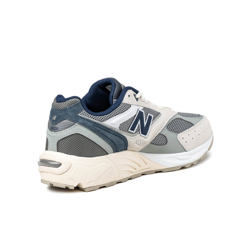 880R by New Balance - product photo shown in the listing for this item.